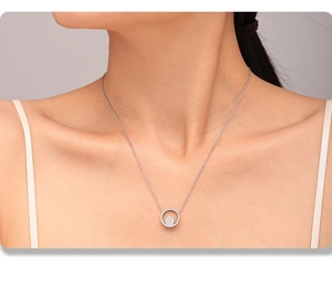 Gros plan d'un collier avec double anneau en argent et oxydes de zirconium sur mannequin