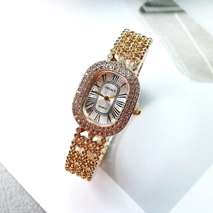 Montre à quartz dorée élégante pour femme avec bracelet serti de diamants étincelants