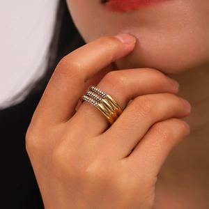 Anello a tre strati in acciaio inossidabile dorato con cristalli micro pavé sulla mano