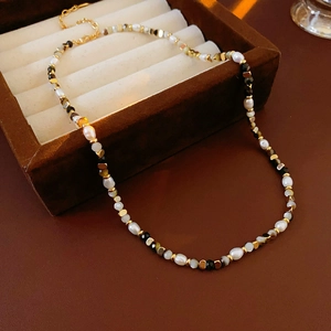 Dettaglio della collana di perle d'acqua dolce con chiusura dorata in una scatola di velluto