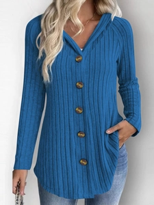 Dettaglio felpa con cappuccio in maglia a coste blu con grandi bottoni decorativi