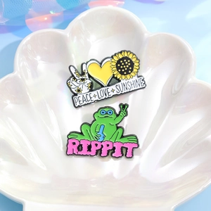 Ensemble de broches en émail avec grenouille et soleil dans un bol en forme de coquille