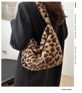 Gros plan sur la texture en peluche léopard d'un grand sac hobo tendance pour femme