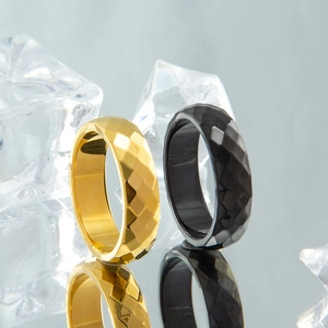 Paarringe aus 6mm Titanstahl in Gold und Schwarz mit geometrischem Rauten-Facettenschliff