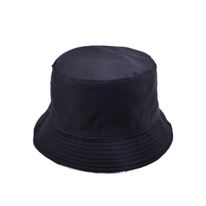 Dettaglio delle cuciture sulla tesa del cappello alla pescatora nero in tela con fodera