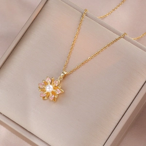 Elegante goldene Blumenkette mit zentraler weißer Perle und rosa Edelstein-Blütenblättern