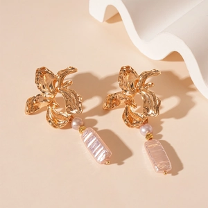 Vintage Iris-Ohrringe aus Gold mit rosa Barockperlen und plissierten Metallblüten