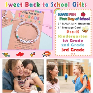Détail des bracelets MAMA et MINI en perles avec carte scolaire pour mère et sa fille