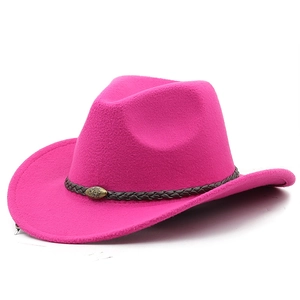 Détail du chapeau de cowboy rose avec bande en cuir tressé marron et boucle tête de taureau