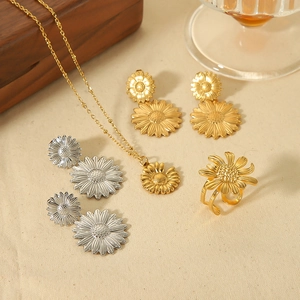 Elegant 18K gold plated stainless steel sunflower jewelry set with necklace, earrings and ring