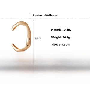 Detail view of wavy gold alloy bangle with dimensions 6x7.5cm and 36.1g weight