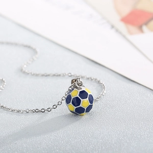 Makroaufnahme von blau-gelbem Fußball-Anhänger aus Emaille an silberner Edelstahlkette