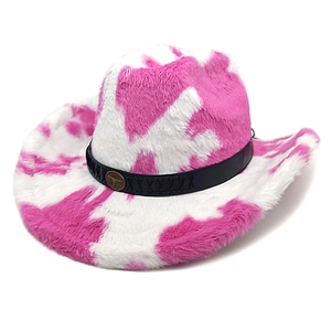 Detalle de sombrero vaquero de felpa con estampado de vaca rosa y banda de cuero