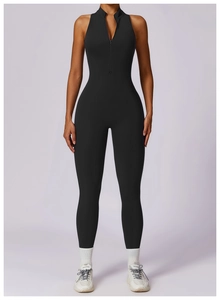 Vue détaillée d'une combinaison de yoga noire en tissu élastique avec fermeture éclair frontale