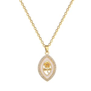 Collier rose luxueux avec halo de cristaux et nacre blanche sur chaîne dorée