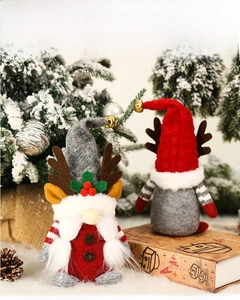 Detailoverzicht van rode en grijze kerstkabouters met rendiergewei en belletjes