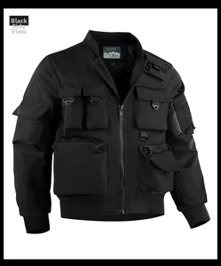 Seitenansicht der schwarzen taktischen Bomberjacke mit funktionellen Cargo-Taschen