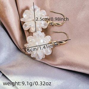 Detailed view of shell flower earrings with size labels and weight in grams