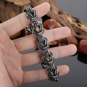 Détail d'un bracelet en acier titane pour homme style punk avec maillons rétro et points