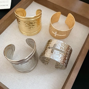 Détails des joncs martelés dorés et argentés avec des motifs de croix ajourés