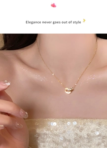Détail du collier à double anneau doré avec cristaux sur le cou d'un mannequin