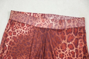 Vue détaillée du pantalon imprimé léopard avec taille élastique et motif marron