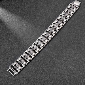 Macro side view of silver wolf head embossed links on heavy stainless steel chain bracelet