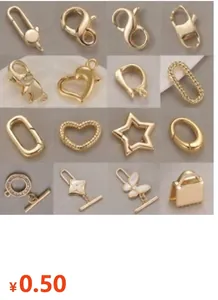 Goldene DIY-Schmuckteile mit Karabinern und Sternverschlüssen auf grauem Hintergrund