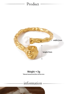 Détail d'une bague dorée irrégulière avec perle montrant la largeur 2mm et hauteur 7mm