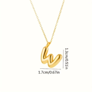 Dimensioni dettagliate del ciondolo lettera W dorata con larghezza 1,7 cm e altezza 1,3 cm