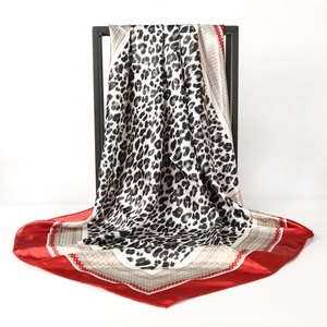 Écharpe en soie à motif léopard avec bordure rouge et motifs géométriques dorés élégants