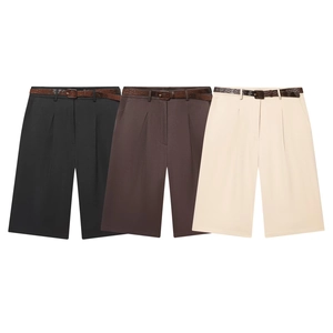 Shorts de tailleur pour femme avec ceintures en noir, marron foncé et beige crème