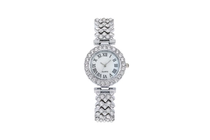 Detalle de reloj de cuarzo plateado para mujer con bisel de diamante y esfera romana