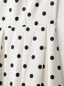 Détails macro de pois noirs sur tissu blanc avec des plis élégants à la taille