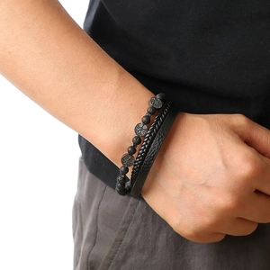 Dettaglio di un bracciale multistrato in pelle con ciondolo Albero della Vita e pietre laviche