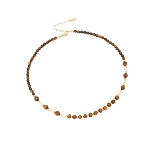 Collar de cuentas vintage de ojo de tigre con separadores dorados sobre fondo blanco puro