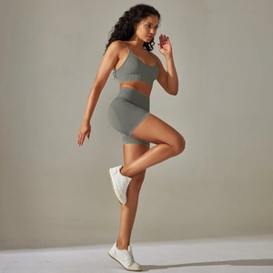 Detailaufnahme der nahtlosen Ripp-Fitness-Shorts in Olivgrün mit hoher Taille
