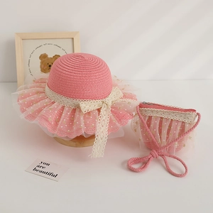 Détail ensemble chapeau de paille rose avec dentelle blanche et résille pour enfant