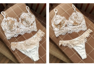 Dettaglio di un elegante set di lingerie in pizzo bianco con reggiseno a ferretto e perizoma