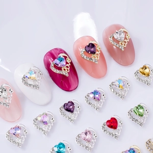 Herz-Nagelkunst-Anhänger aus Legierung mit Love-Gravur und bunten Strasssteinen