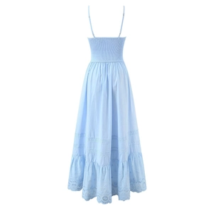 Robe longue en coton bleu clair avec dos froncé et détails de broderie anglaise