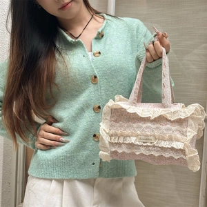 Sac fourre-tout en toile florale avec dentelle, porté par un mannequin au style lolita