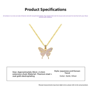 Détail du collier papillon en acier titane avec placage or et pierres de zircon brillant