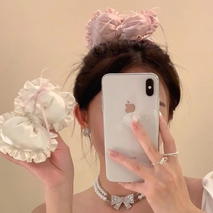Nahaufnahme von süßen rosa und weißen Herz-Haargummis mit Rüschen in einem Selfie-Detail