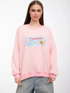 Detailansicht eines rosa Sweatshirts mit Rundhalsausschnitt und russischem Buchstabendruck