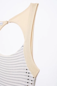 Dettaglio di spallina beige e tessuto a righe grigie con fibbia quadrata in metallo decoro