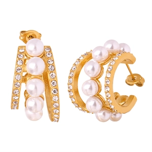 Boucles d'oreilles créoles asymétriques en or 18k avec perles et strass pavés