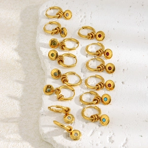 Détail de la collection de boucles d'oreilles créoles plaquées or 18K avec pierres de naissance