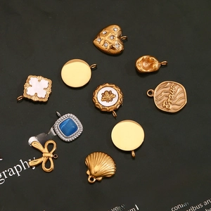 Détail de breloques plaquées or 18 carats incluant pendentifs abeille et en forme de cœur