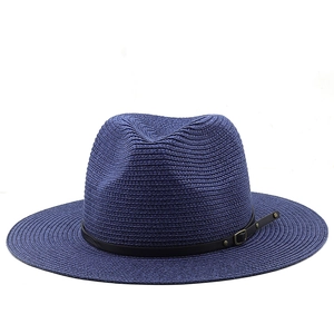 Dunkelblauer Strohhut in Fedora-Form mit schwarzem Lederband und Metallschnalle für den Sommer